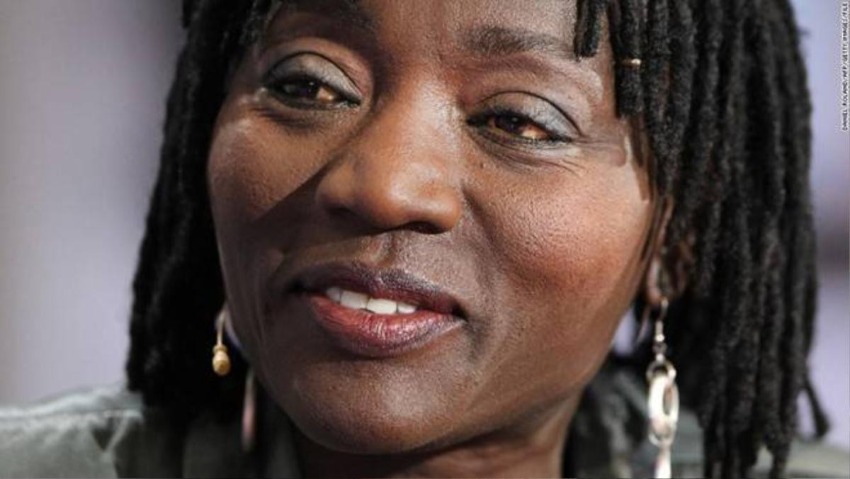 Cô Auma Obama là chị gái cùng cha khác mẹ với tổng thống Mỹ. Họ lần đầu gặp nhau khi cả hai đã ngoài 20 tuổi. Lúc đó bà đến Chicago sau khi nhận tin báo từ em trai rằng cha của họ đã qua đời. Bà là một nhà báo truyền hình kỳ cựu.