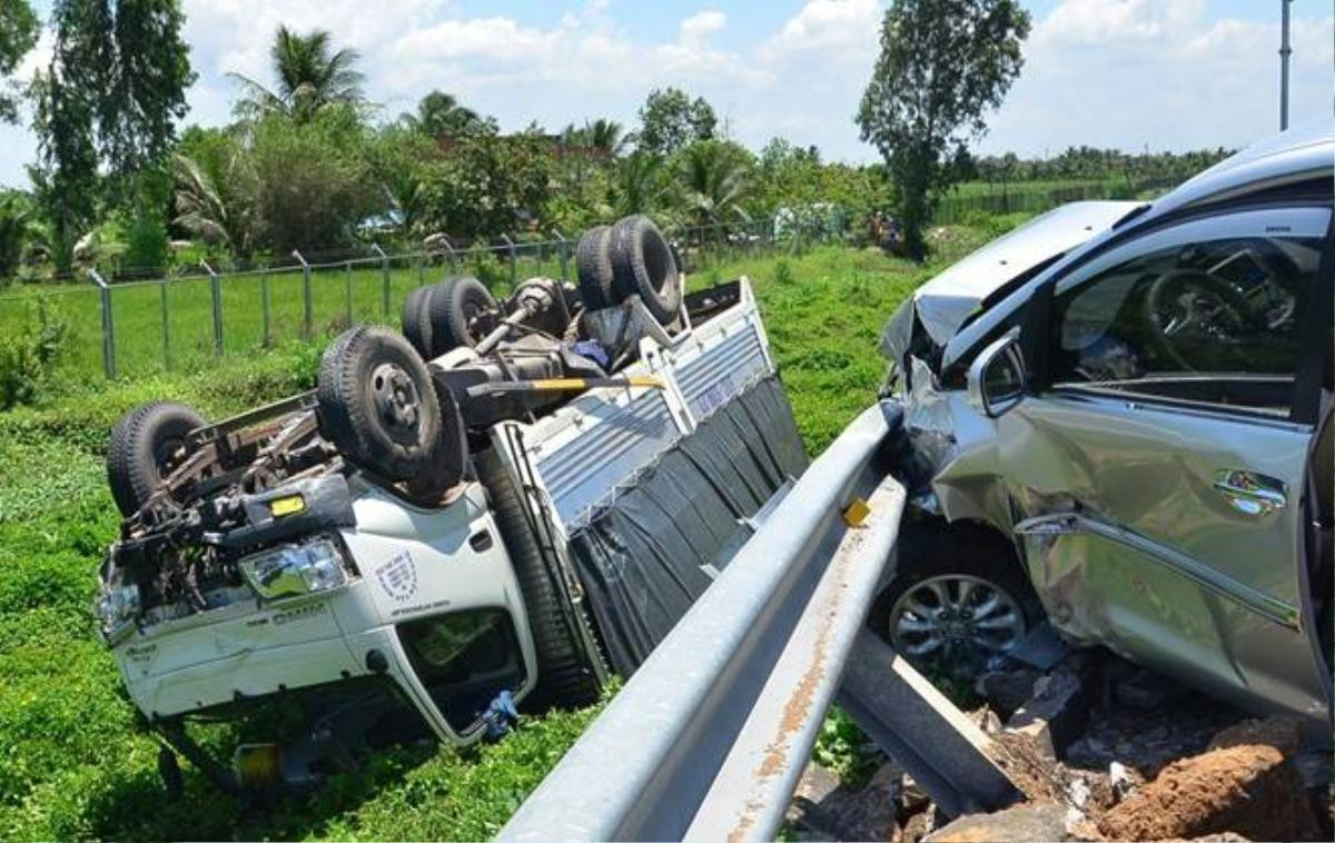 Ôtô 7 chỗ tông xe tải lật ngửa trên cao tốc