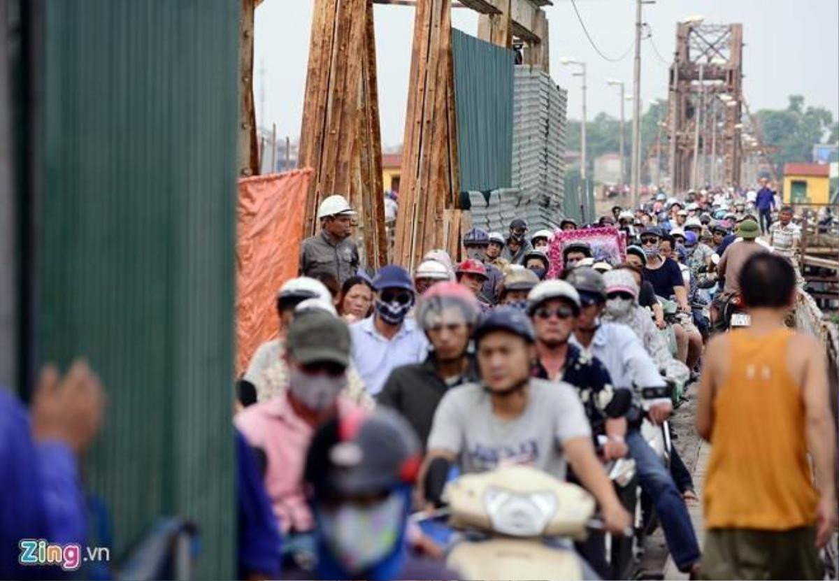 Chôn chân trên cây cầu đang đại tu quy mô lớn