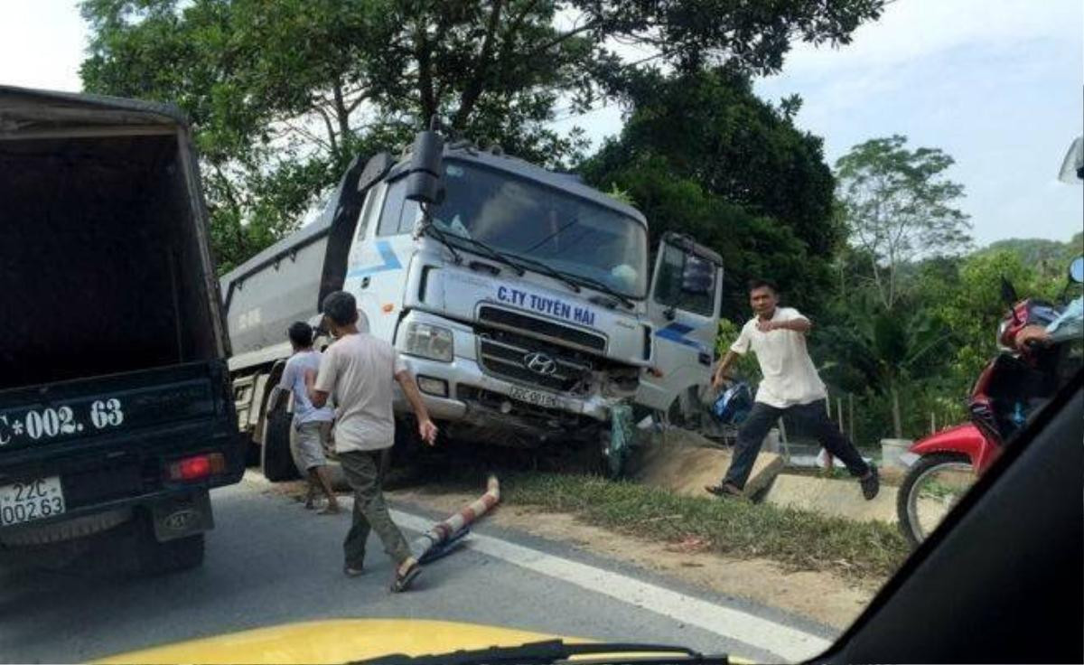 Bị xe tải đâm, tài xế tử vong, vợ và con nhập viện