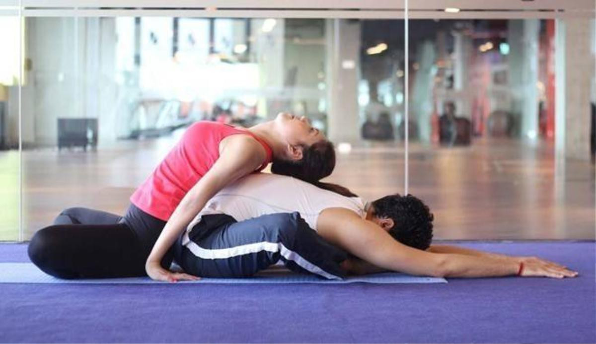 8 động tác yoga đơn giản dành cho cặp đôi