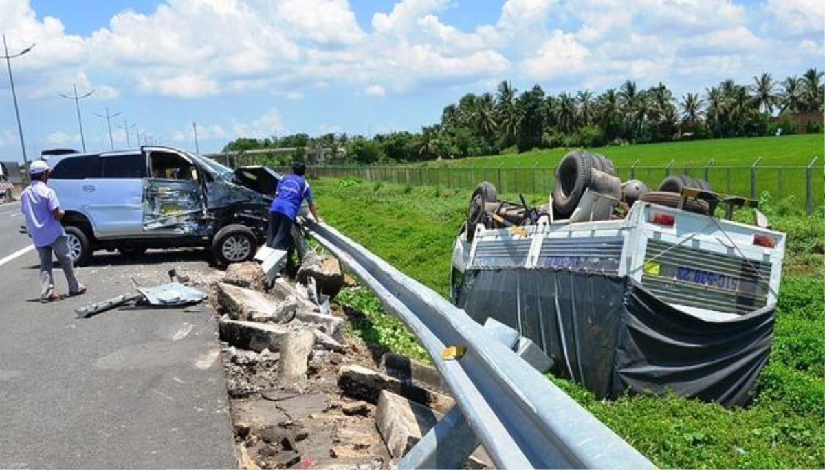 Ôtô 7 chỗ tông xe tải lật ngửa trên cao tốc