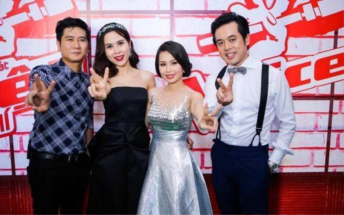 Trưa 23/7, bộ tứ huấn luyện viên The Voice Kids 2015 Cẩm Ly, Dương Khắc Linh và đôi Lưu Hương Giang – Hồ Hoài Anh có mặt tại sân khấu Hãng phim giải phóng (TP HCM) để tham dự buổi ghi hình cho vòng Đối đầu.