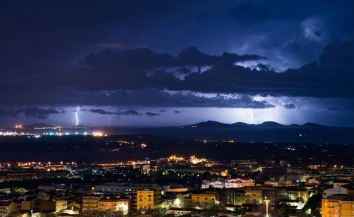 Cảnh sét xé toạc bầu trời đêm ở Italy