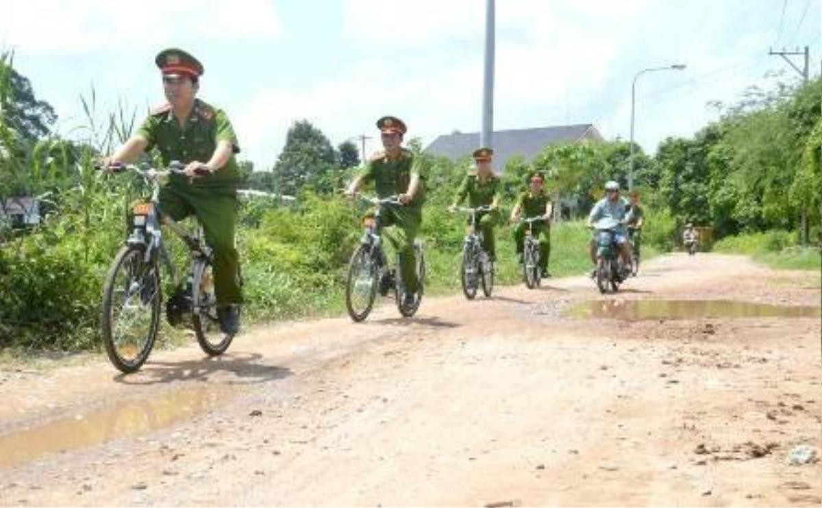 Cảnh sát khu vực tuần tra bằng xe đạp trên địa bàn phường 1, TP.Cao Lãnh. Ảnh: Báo Đồng Tháp.