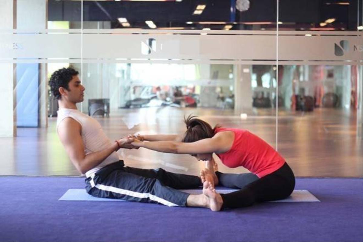 8 động tác yoga đơn giản dành cho cặp đôi