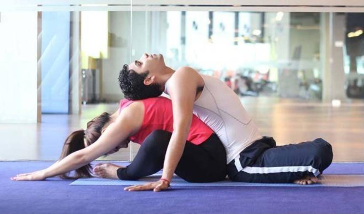 8 động tác yoga đơn giản dành cho cặp đôi