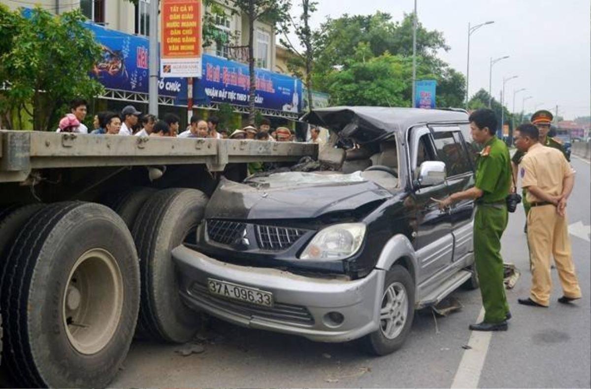 Hiện trường vụ tai nạn làm 3 người trong một gia đình tử vong. Ảnh: Nguyễn Dương.