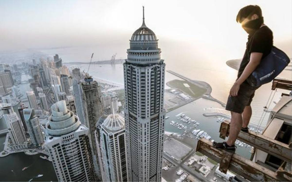 Cận cảnh nóc nhà chọc trời ở Dubai