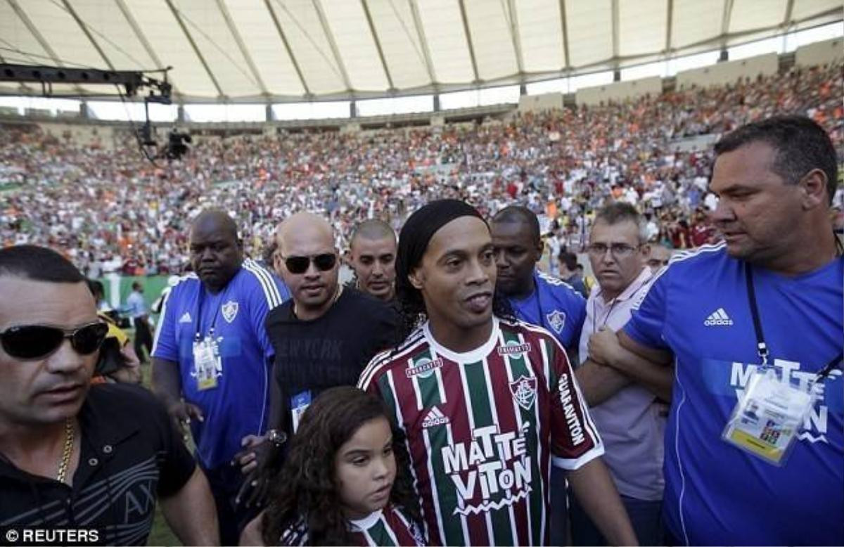 Hàng vạn fan chào đón Ronaldinho trong lễ ra mắt CLB mới