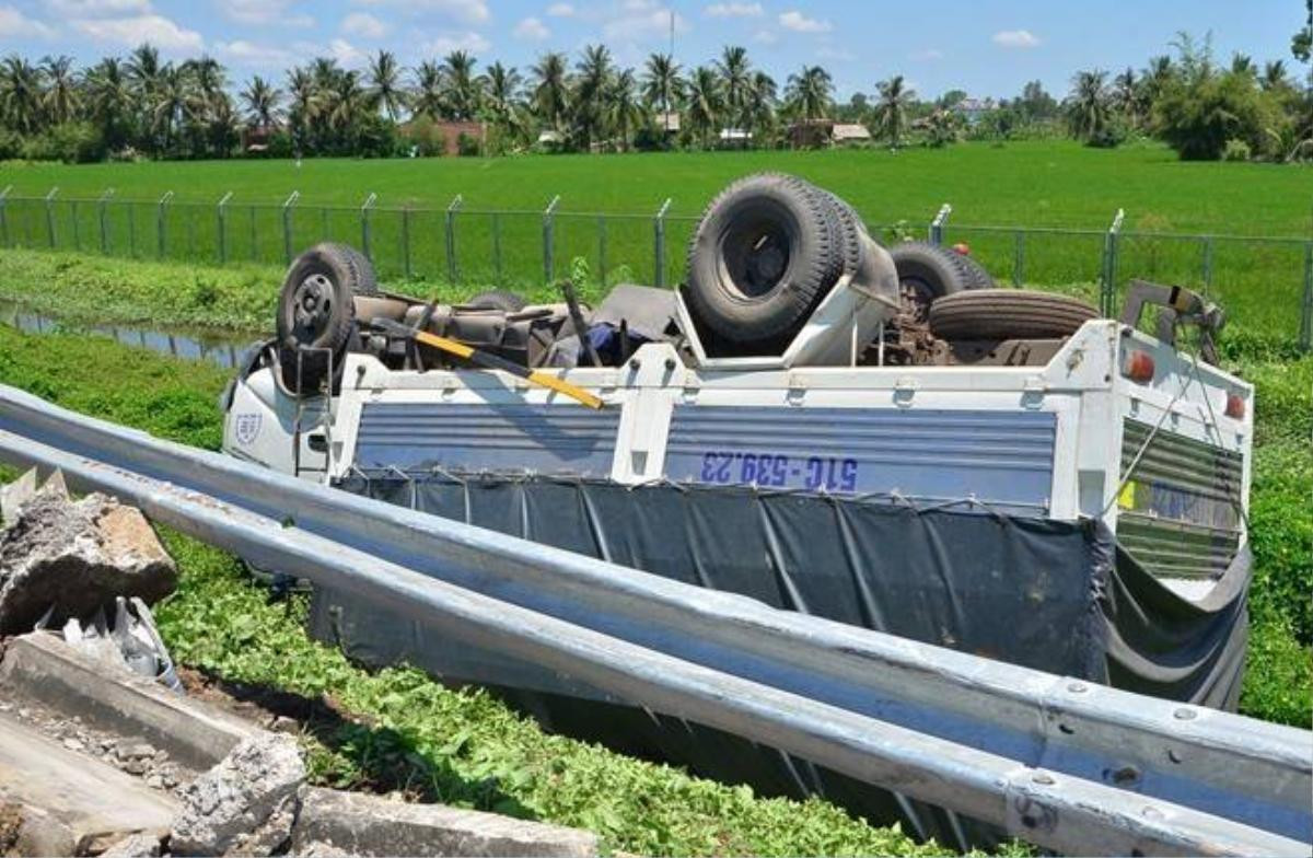 Ôtô 7 chỗ tông xe tải lật ngửa trên cao tốc