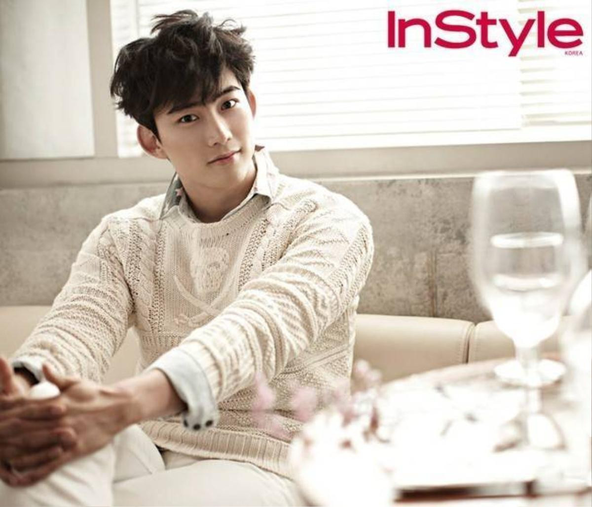 Taecyeon là một ca sĩ sở hữu hình tượng khỏe khoắn, lành mạnh, tích cực. Trong mắt fan cũng như những người làm việc chung, một mẩu của 2PM sống có nguyên tắc, không bao giờ tự phụ dù anh rất nổi tiếng. Cách cư xử nhã nhặn, tôn kính bề trên của Taecyeon cũng giúp anh ghi điểm. 