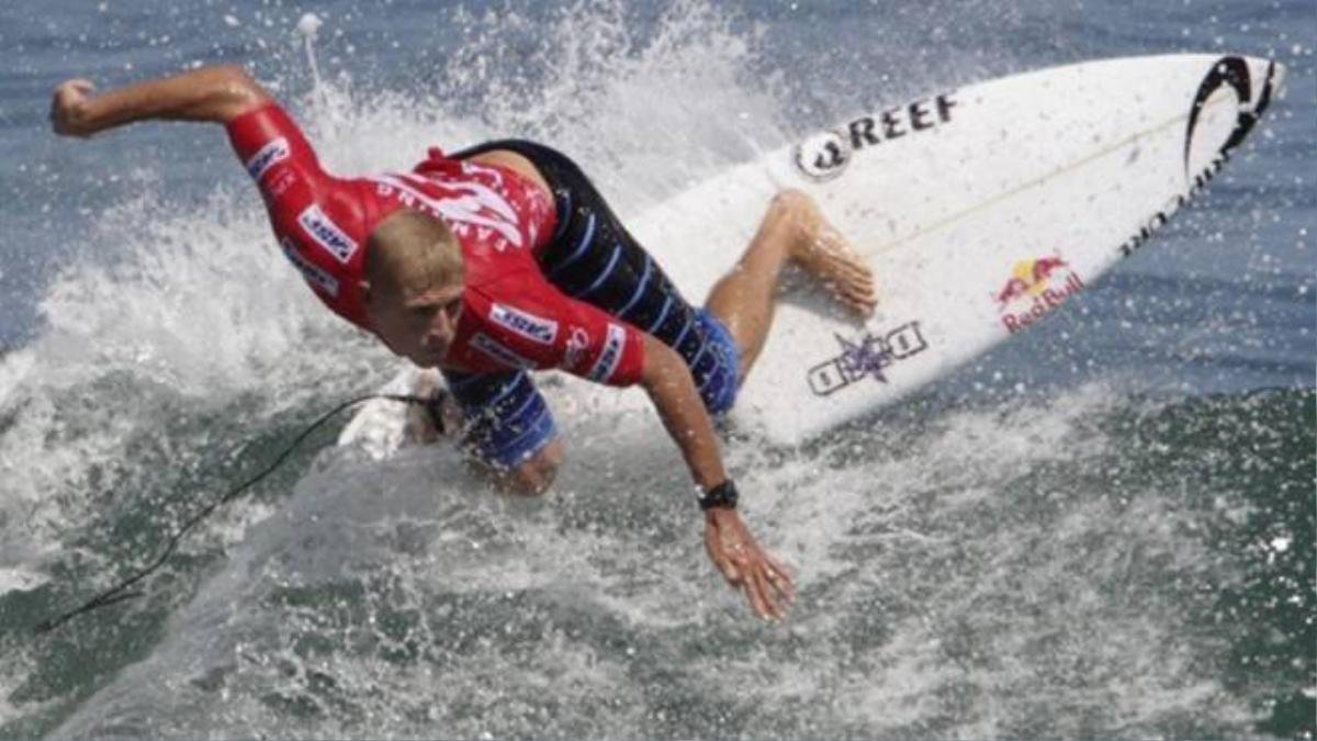 Mick Fanning đã thoát chết nhờ sự dũng cảm và ứng biến nhanh nhạy. Ảnh: WSL