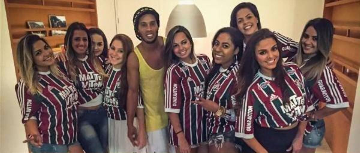 Hàng vạn fan chào đón Ronaldinho trong lễ ra mắt CLB mới