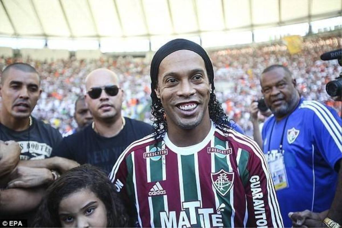 Hàng vạn fan chào đón Ronaldinho trong lễ ra mắt CLB mới