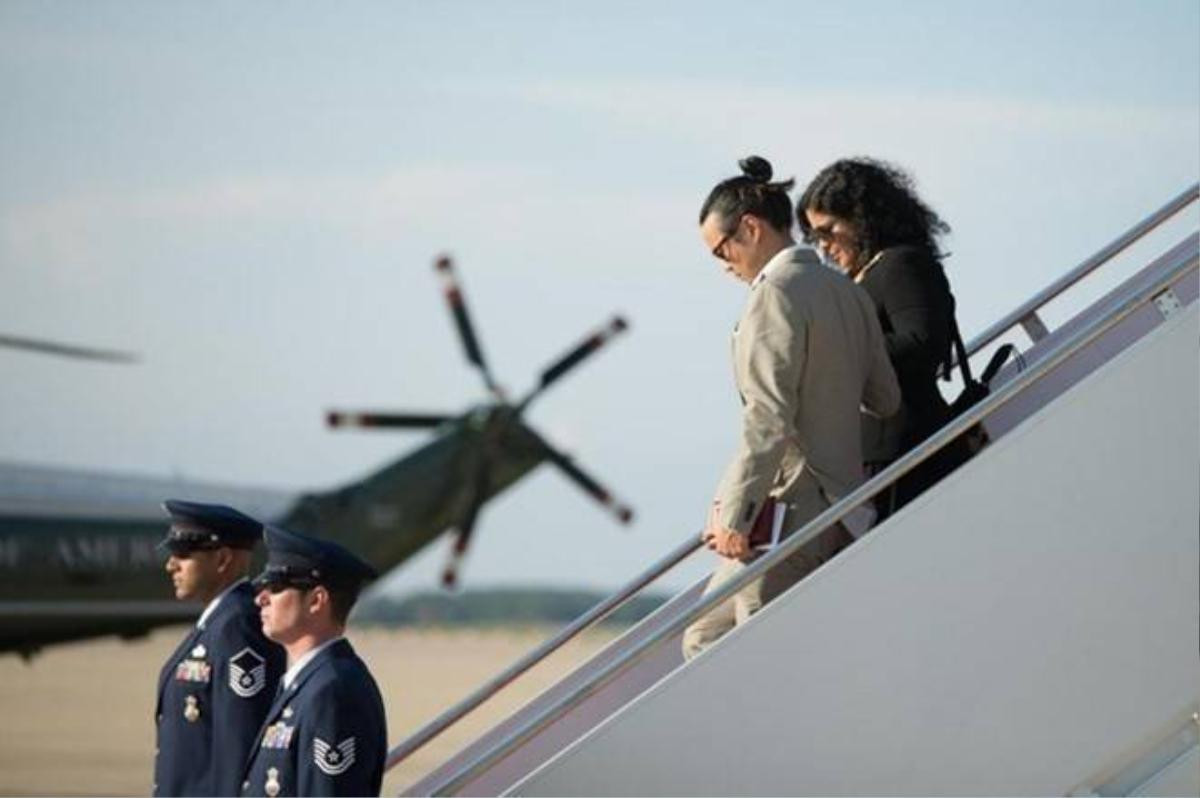 Em gái Tổng thống Obama Maya Soetoro-Ng cùng chồng Konrad Ngwalk rời chiếc chuyên cơ Air Force One tại căn cứ không quân Andrews sau khi đi cùng Tổng thống đến New York.