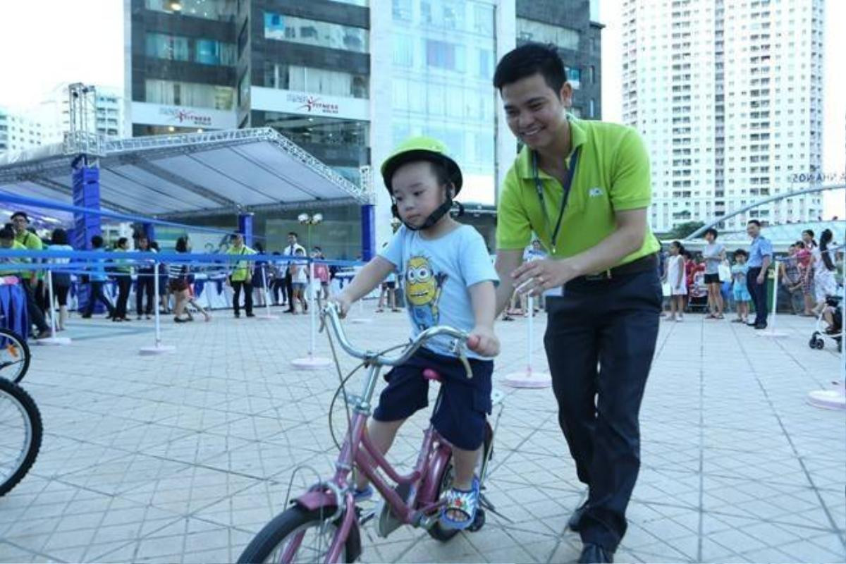 Tập cho trẻ đội mũ bảo hiểm khi tham gia giao thông để đảm bảo an toàn.