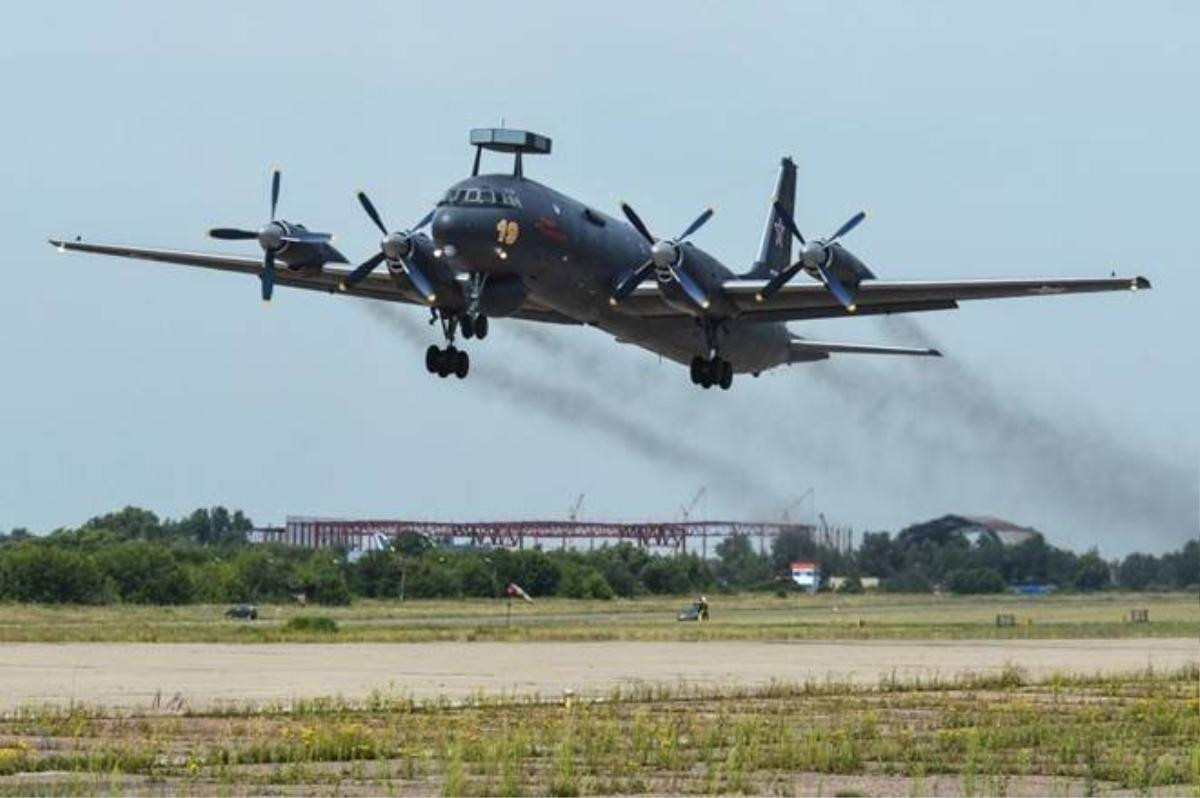 Máy bay chống tàu ngầm Ilyushin Il-38N. Hải quân Nga còn sở hữu nhiều máy bay uy lực có thể triển khai từ mặt đất và tàu sân bay.