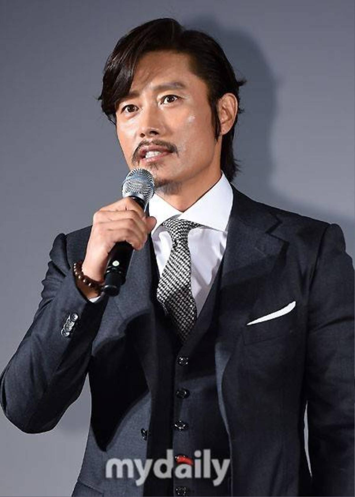 Lee Byung Hun cúi đầu xin lỗi scandal ngoại tình