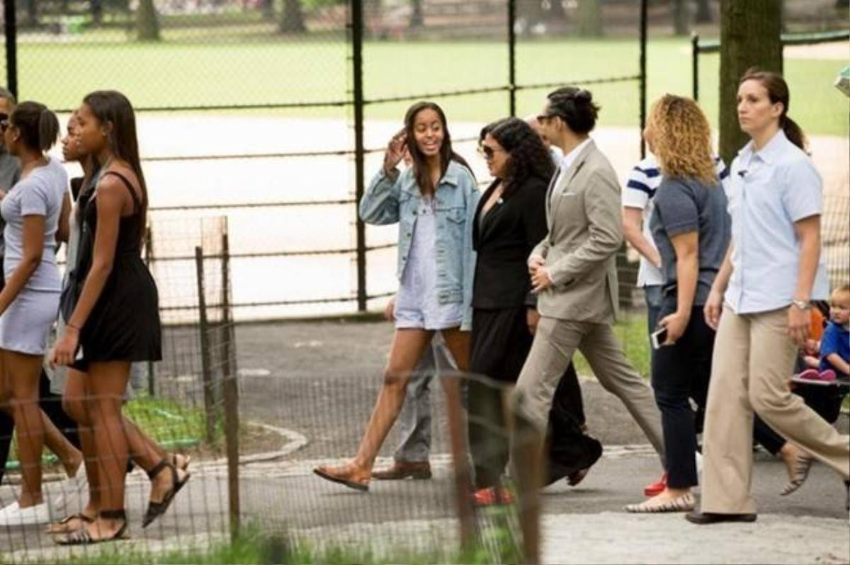 Malia Obama (đi giữa) cùng bố mình, Tổng thống Obama, và những người bạn của cô dạo chơi ở Công viên Trung tâm.