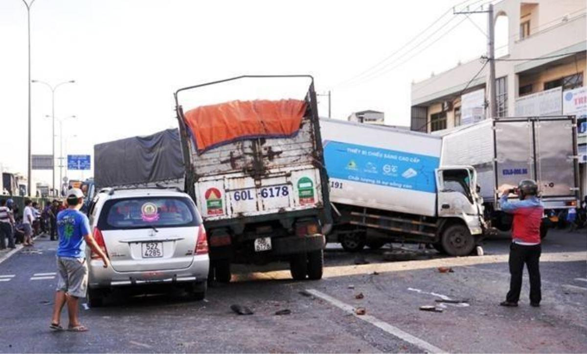 7 ôtô tông liên hoàn trên quốc lộ, 5 người bị thương