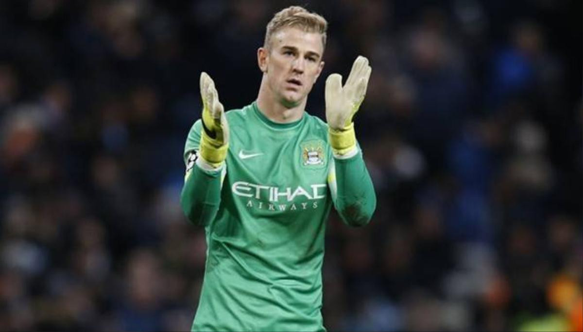 Thủ thành Joe Hart chụp ảnh và tặng chữ ký cho fan VN