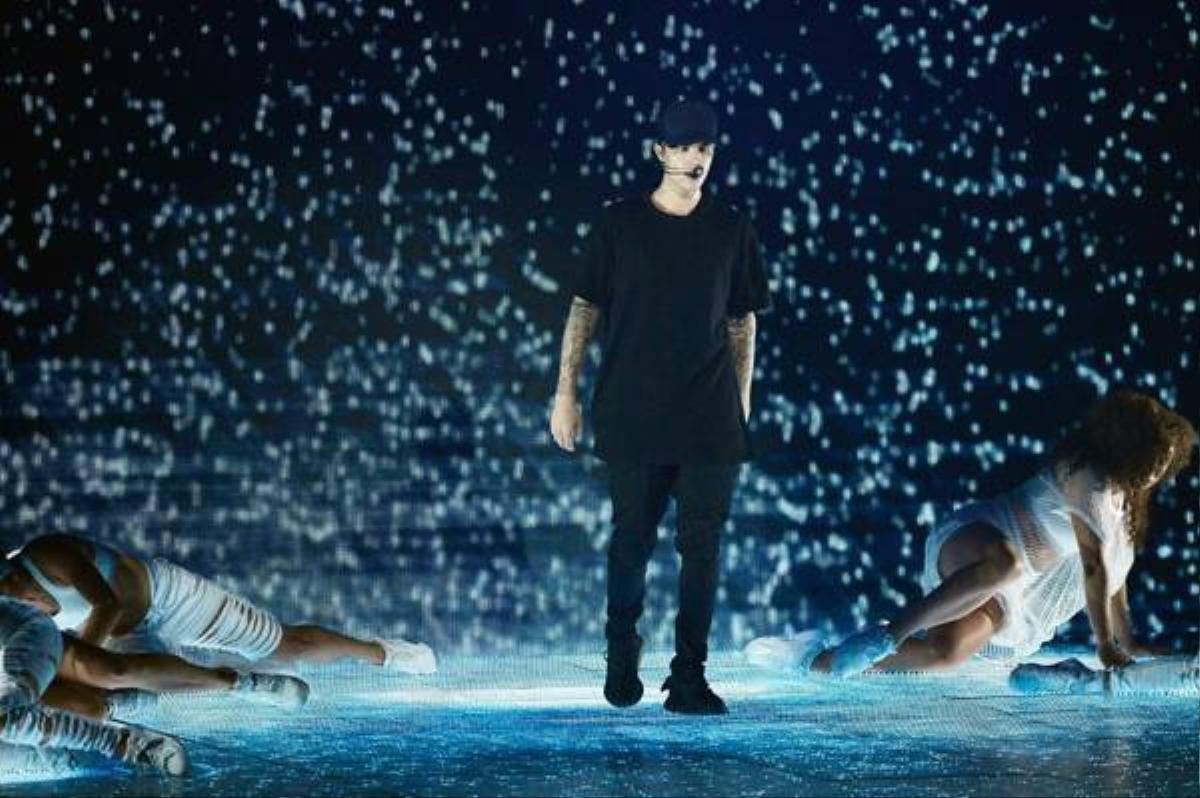 Justin Bieber là một trong những nghệ sĩ biểu diễn tại MTV Video Music Awards 2015. Nam ca sĩ trẻ mang đến ca khúc mới What Do You Mean?, Justin treo người trên dây cáp bảo hiểm để hát trên không trung. 