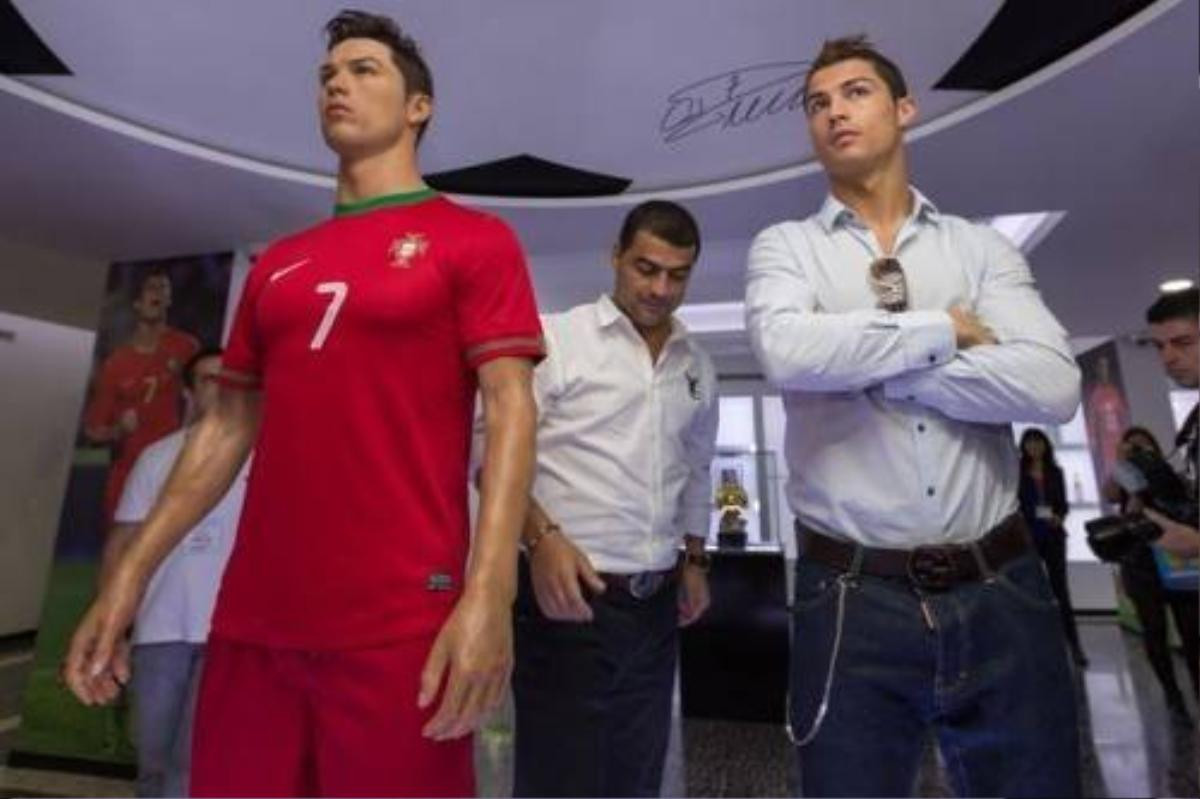 Ronaldo bên cạnh sáp năm 2013 của mình.