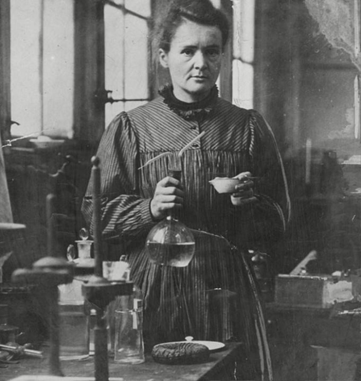 Marie Curie là một nhà vật lý học và hóa học người Ba Lan. Bà nổi tiếng nhờ những nghiên cứu của mình về lĩnh vực phóng xạ hạt nhân và từng nhận giải Nobel danh giá đến 2 lần.