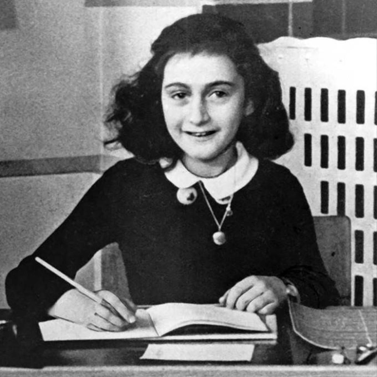 Anne Frank, một cô bé người Do Thái với quyển tiểu thuyết gây tiếng vang khắp toàn cầu. Cô bị sát hại bởi phát xít Đức chỉ vài tháng trước khi nạn diệt chủng chấm dứt.