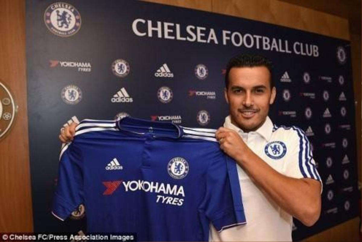 Pedro với áo đấu mới tại Chelsea. Anh mang số áo 17