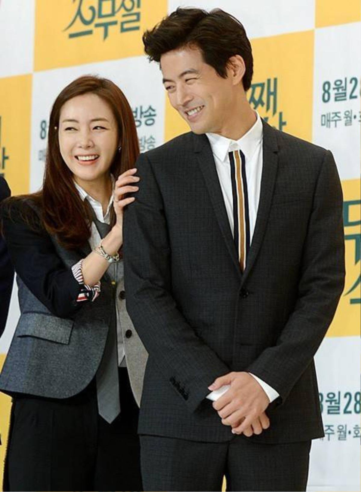 Choi Ji Woo trêu chọc bạn diễn Lee Sang Yoon. Cô có nhiều biểu cảm dễ thương, nhí nhảnh, tạo không khí sôi nổi trong buổi họp báo. 