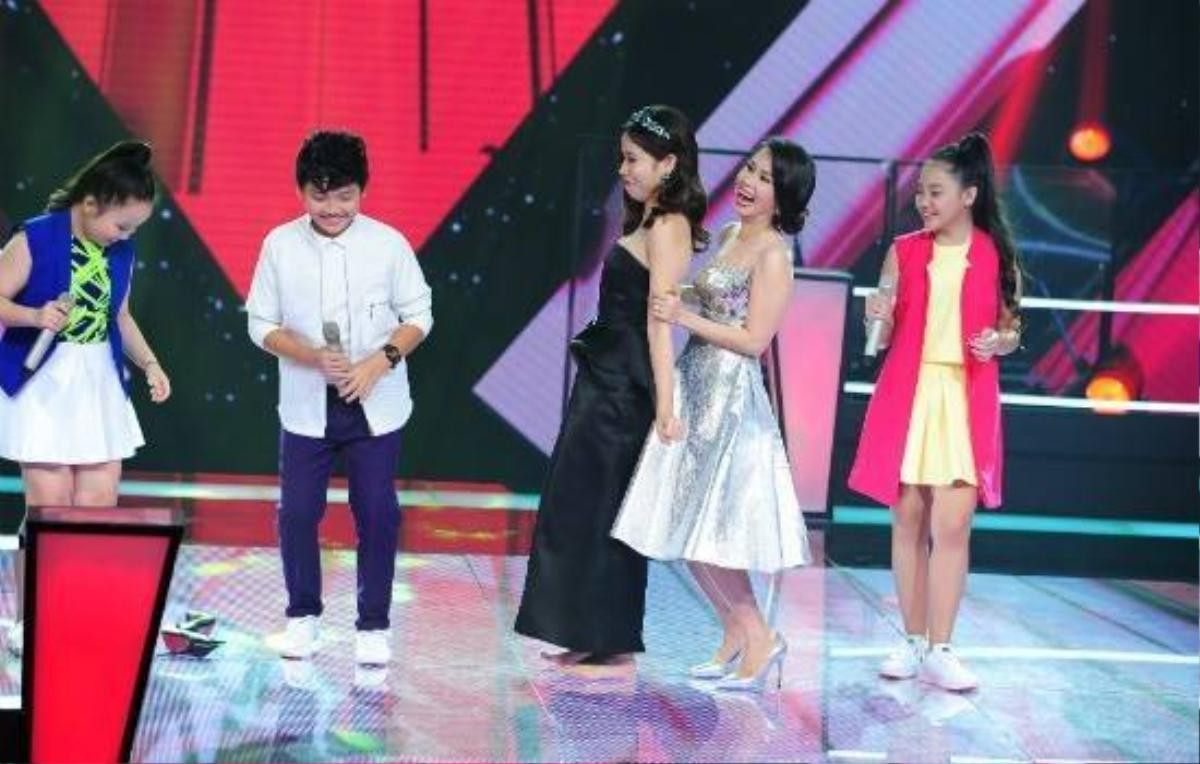 The Voice Kids: HLV cởi giày lên sân khấu, tưng bừng nhảy 'vũ điệu xoắn quẩy' Ảnh 4