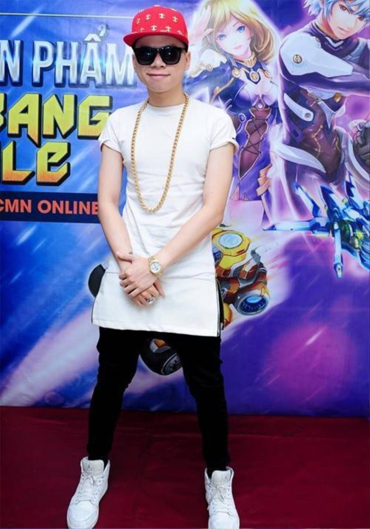 Hoàng Tôn chọn phong cách năng động, mang hơi hướng hip hop cho hình ảnh cá nhân. 