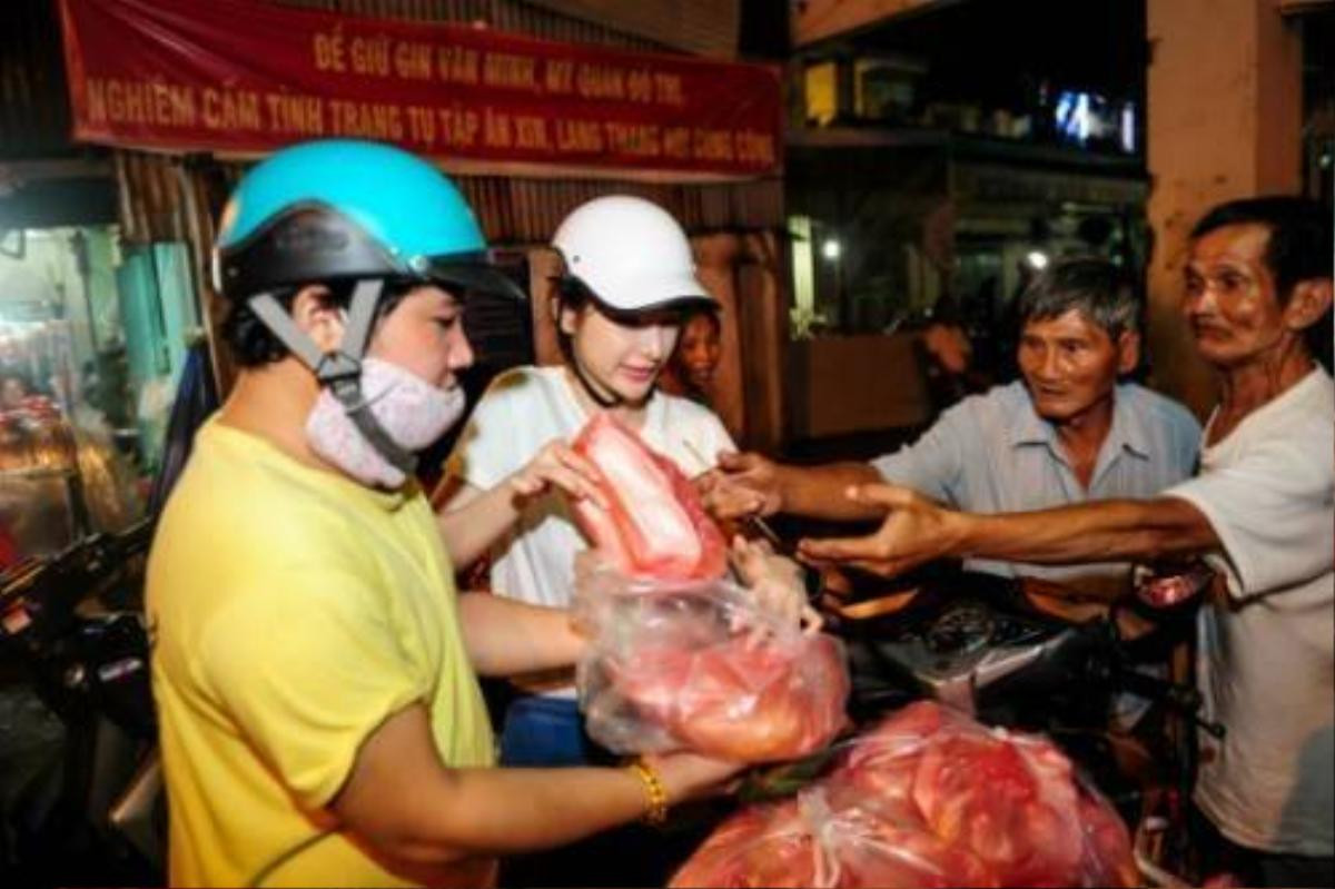 Trước đây, Angela Phương Trinh và mẹ từng có nhiều hoạt động thiện nguyện tương tự nhằm giúp đỡ những trẻ em mồ côi tại chùa, người lao động nghèo.