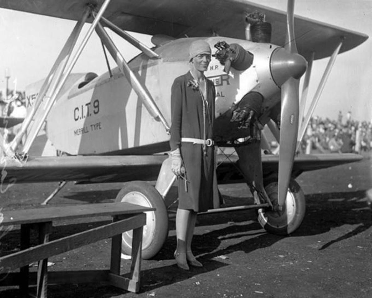 Emily Earhart là nữ phi công đầu tiên bay một mình vượt qua Đại Tây Dương vào năm 1928.