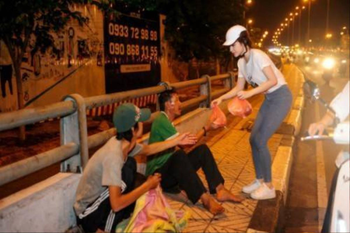 Thời gian gần đây, Angela Phương Trinh ghi điểm trong mắt người hâm mộ bởi gu thời trang thanh lịch và lối sống đẹp. Mỗi lần xuất hiện tại các sự kiện giải trí, cô lại trở thành tâm điểm chú ý của nhiều người bởi sự trẻ trung, nụ cười rạng rỡ cùng trang phục sang trọng, quý phái.