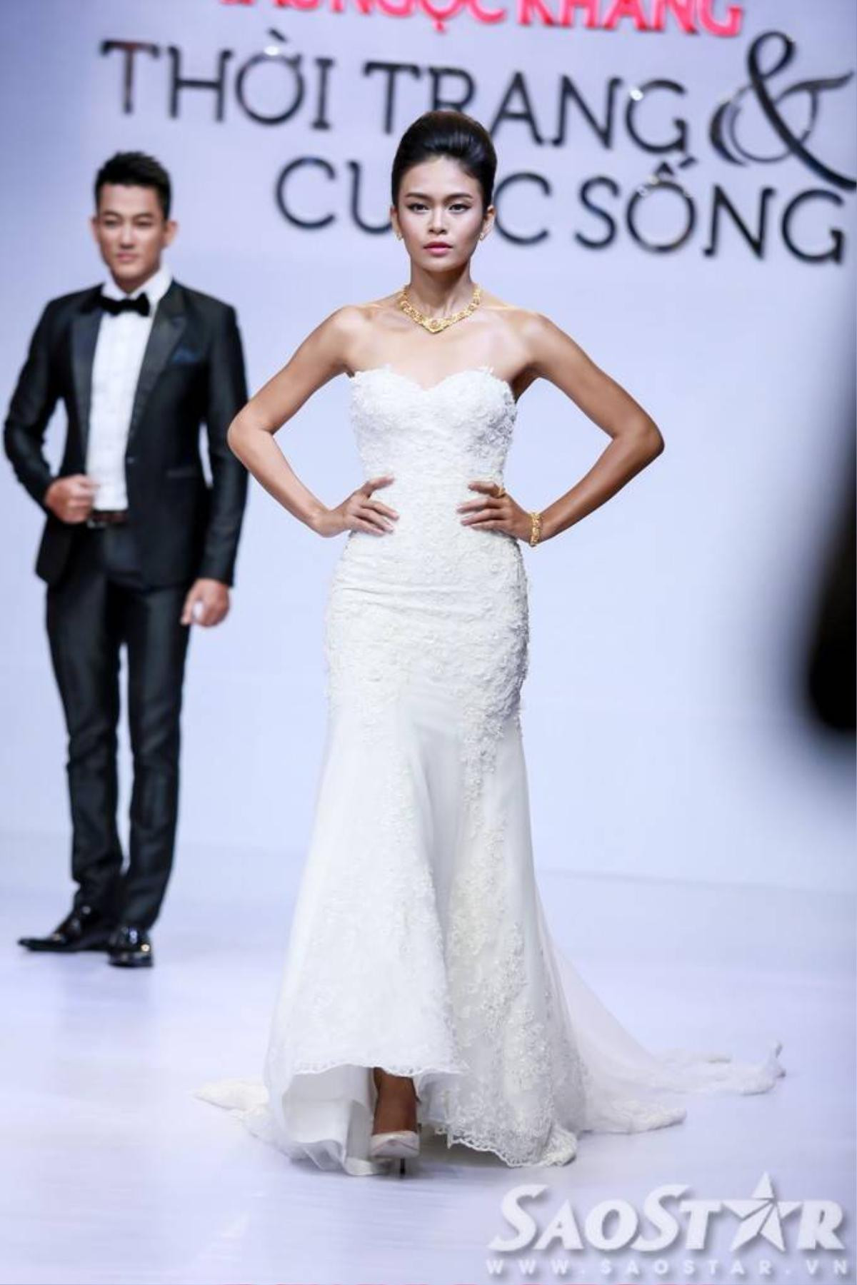 Mâu Thủy - Quán quân Vietnam's Next Top Model mùa thứ 4 - nổi bật với chiếc váy cưới cúp ngực được đính hoa tinh tế.