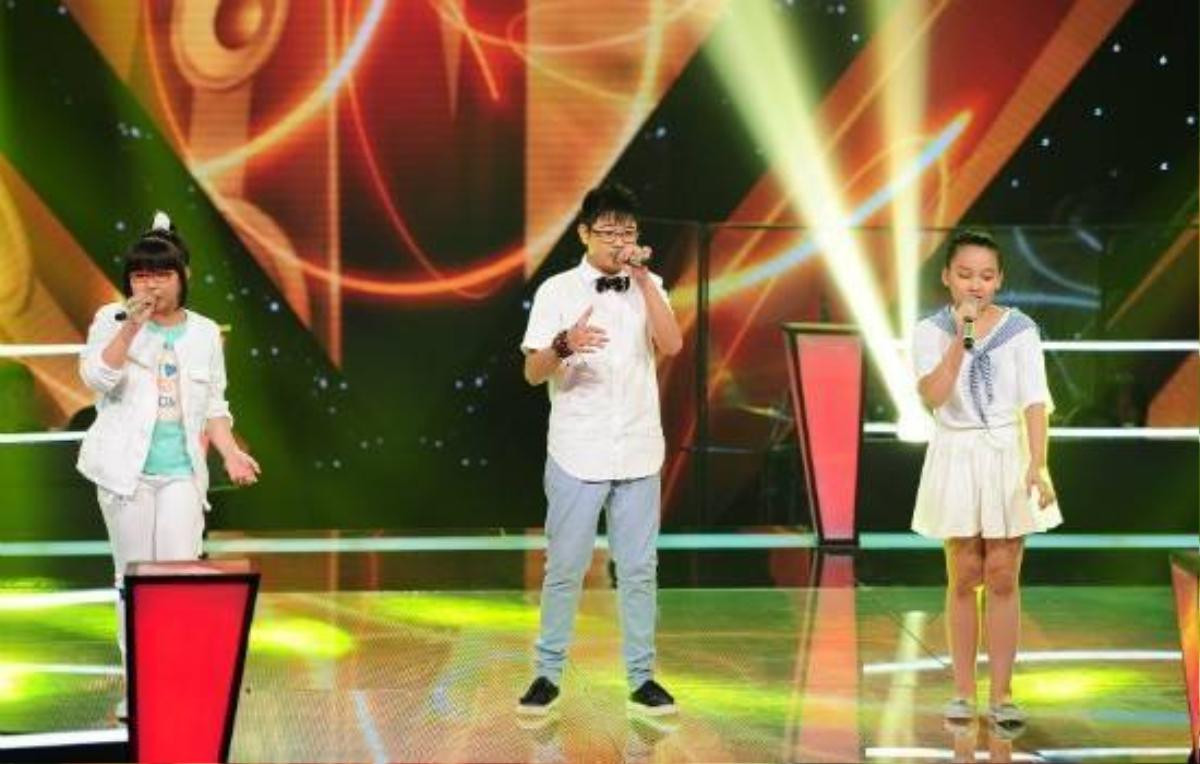 The Voice Kids: HLV cởi giày lên sân khấu, tưng bừng nhảy 'vũ điệu xoắn quẩy' Ảnh 8