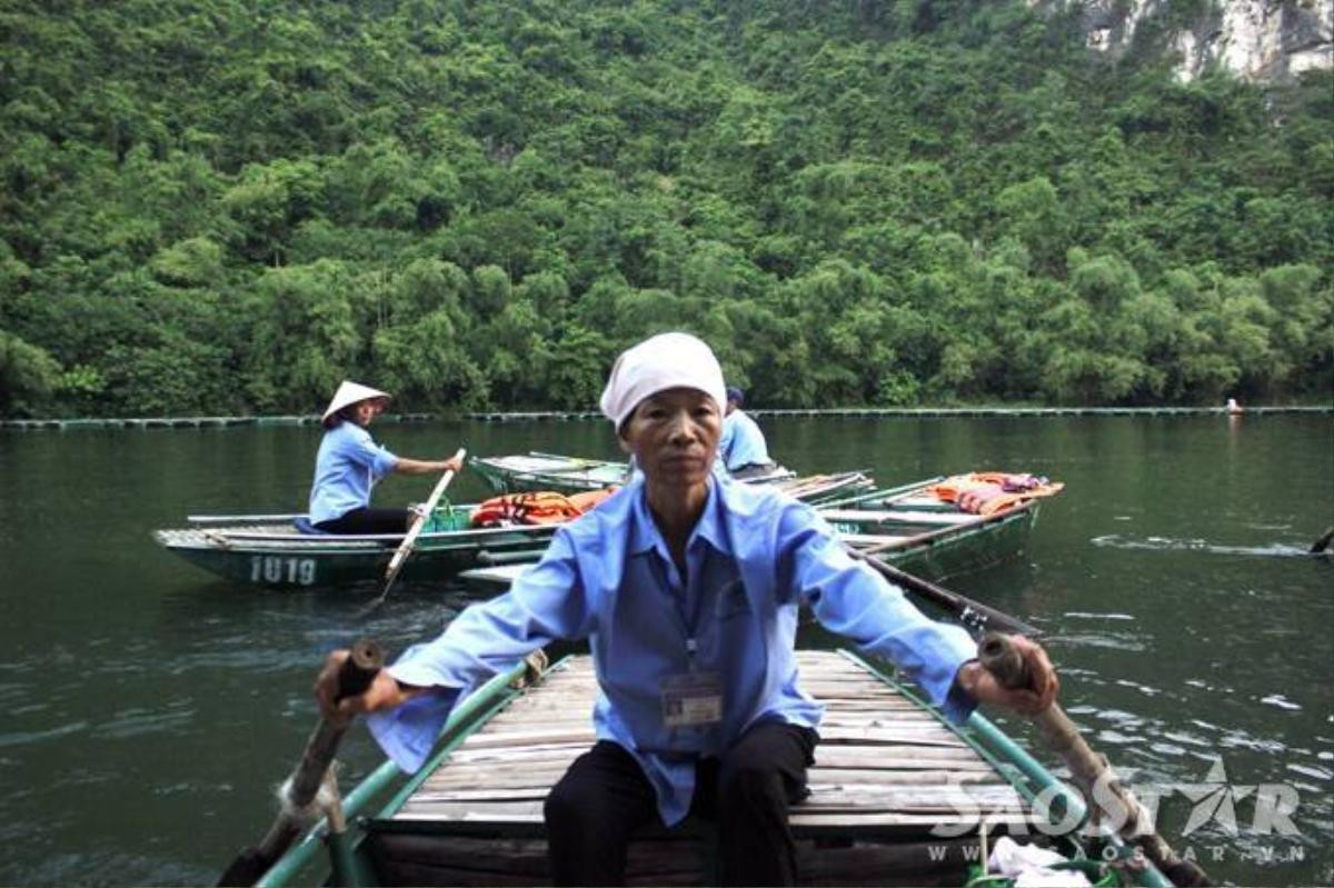 Cô Tâm giải thích: "Đàn ông và thanh niên vùng này không lên thành phố đi làm thì cũng ở nhà làm nông hoặc những công việc khác nặng nhọc hơn. Phụ nữ được lái thuyền trong khu du lịch đã là may mắn lớn vì công việc không khó, không đòi hỏi trình độ mà thu nhập lại khá hơn làm nông".