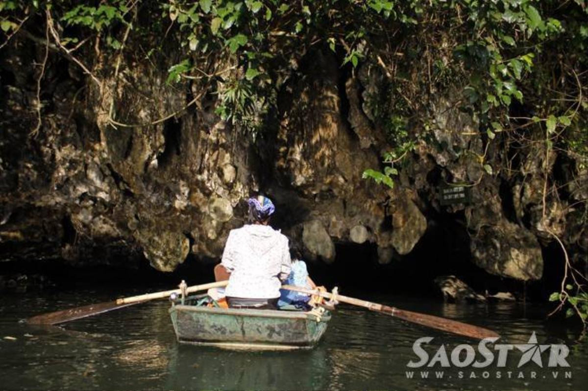 Lái thuyền ở Tràng An không chỉ đòi hỏi thể lực vì quãng đường xa mà còn yêu cầu sự khéo léo khi phải chèo lái thuyền đi qua những hang động với kết cấu và địa hình hiểm trở.