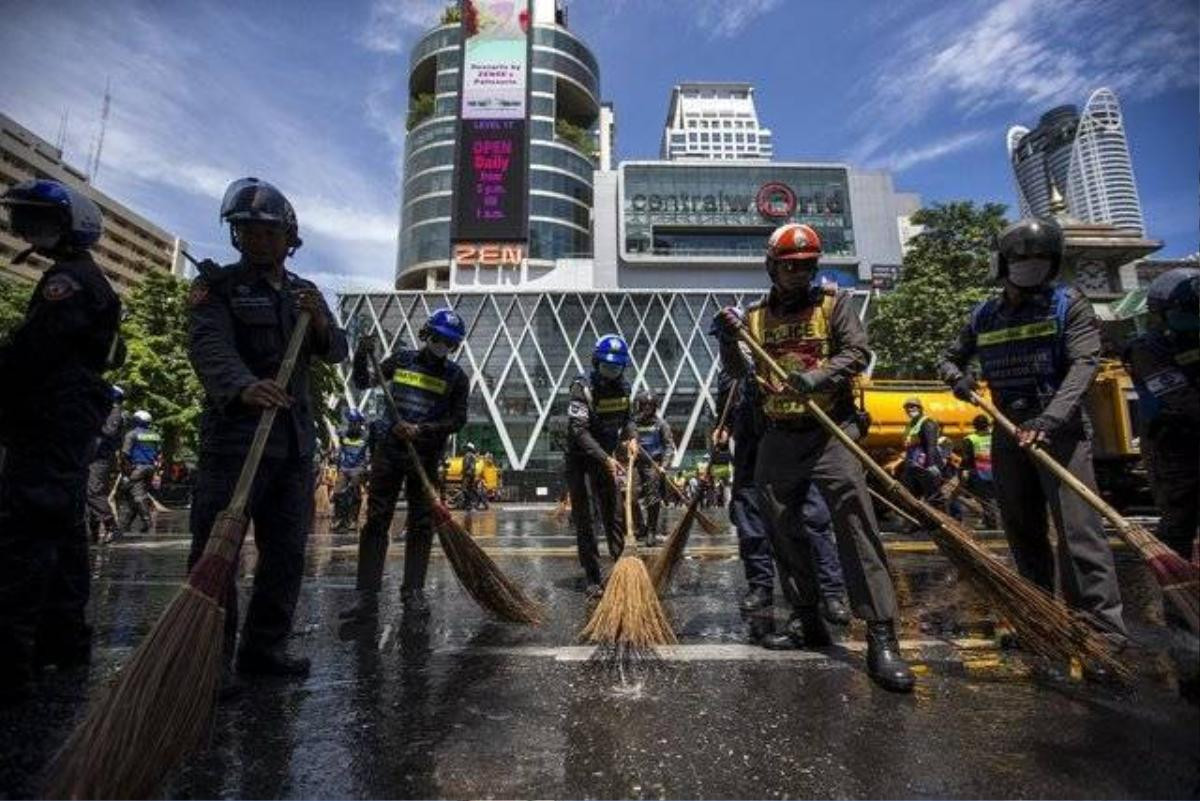 Nổ ở Bangkok: Bom được kích nổ từ xa trên xe máy Ảnh 5