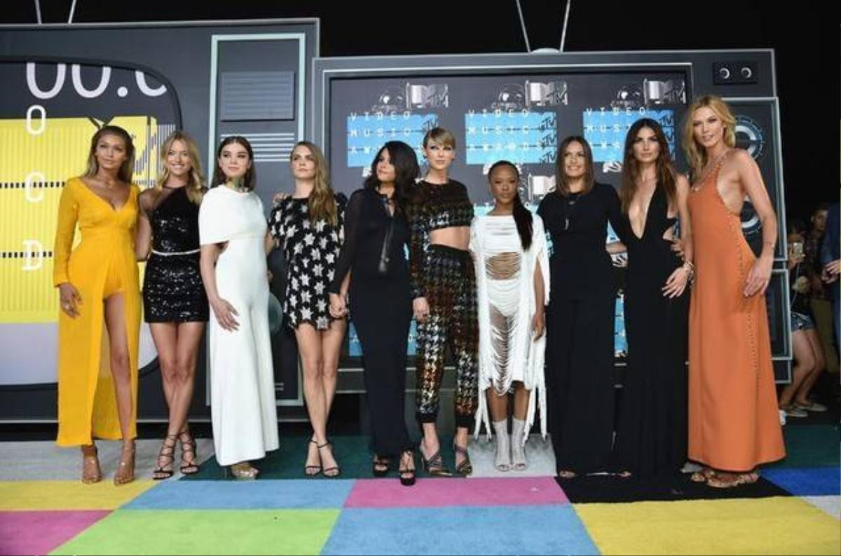 taylor-swift-squad-vmas-w724-1440980518724