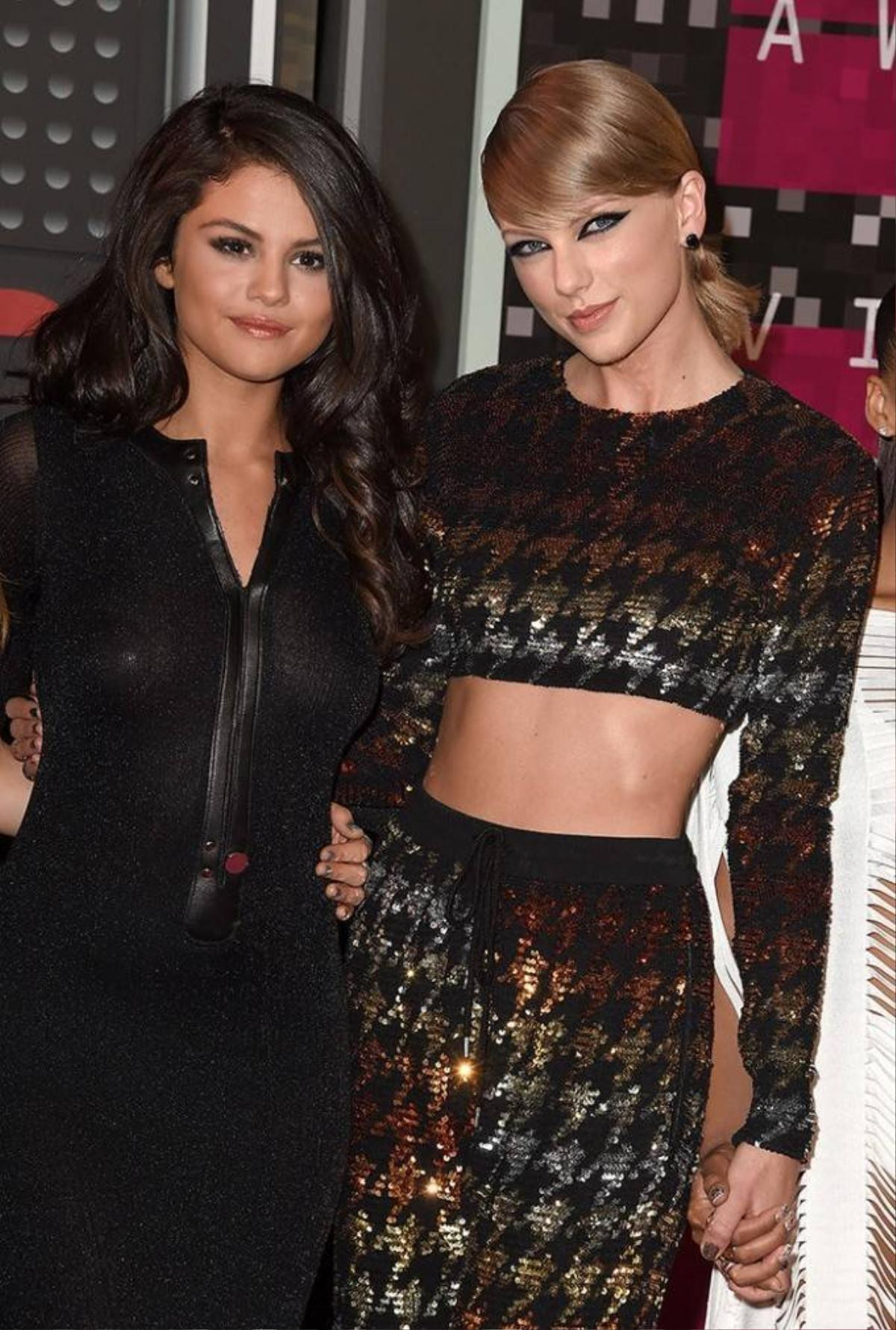 taylor_swift_selena_gomez_mtv_vmas_2015_1au73qq-1au743n