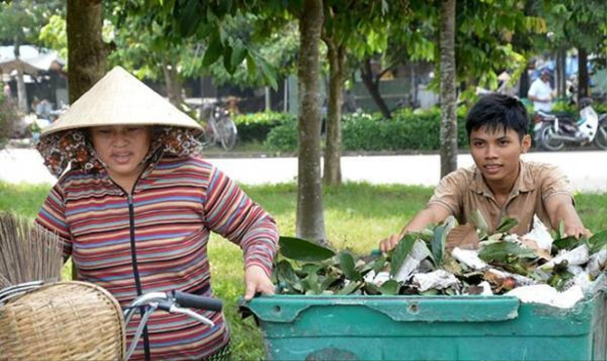 Thoại và dì đang thu gom rác - Ảnh: THÀNH NHƠN.