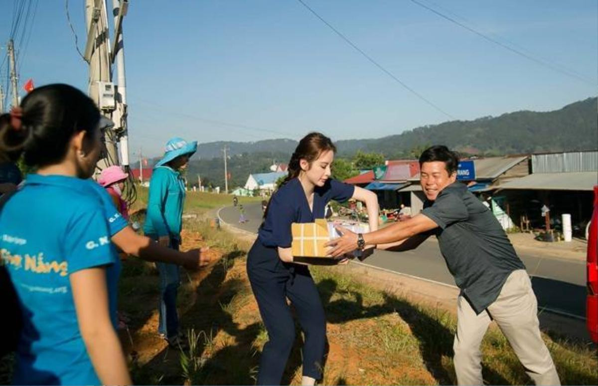 Trước đó, Angela Phương Trinh cùng đoàn từ thiện mang những phần quà bao gồm dụng cụ học tập, thức ăn dinh dưỡng, đồ vệ sinh răng miệng... để tặng các em học sinh. Trường tiểu học Đạ Nhim có khoảng 460 em học sinh, trong đó 95% là các em dân tộc thiểu số với cuộc sống còn nhiều khó khăn.