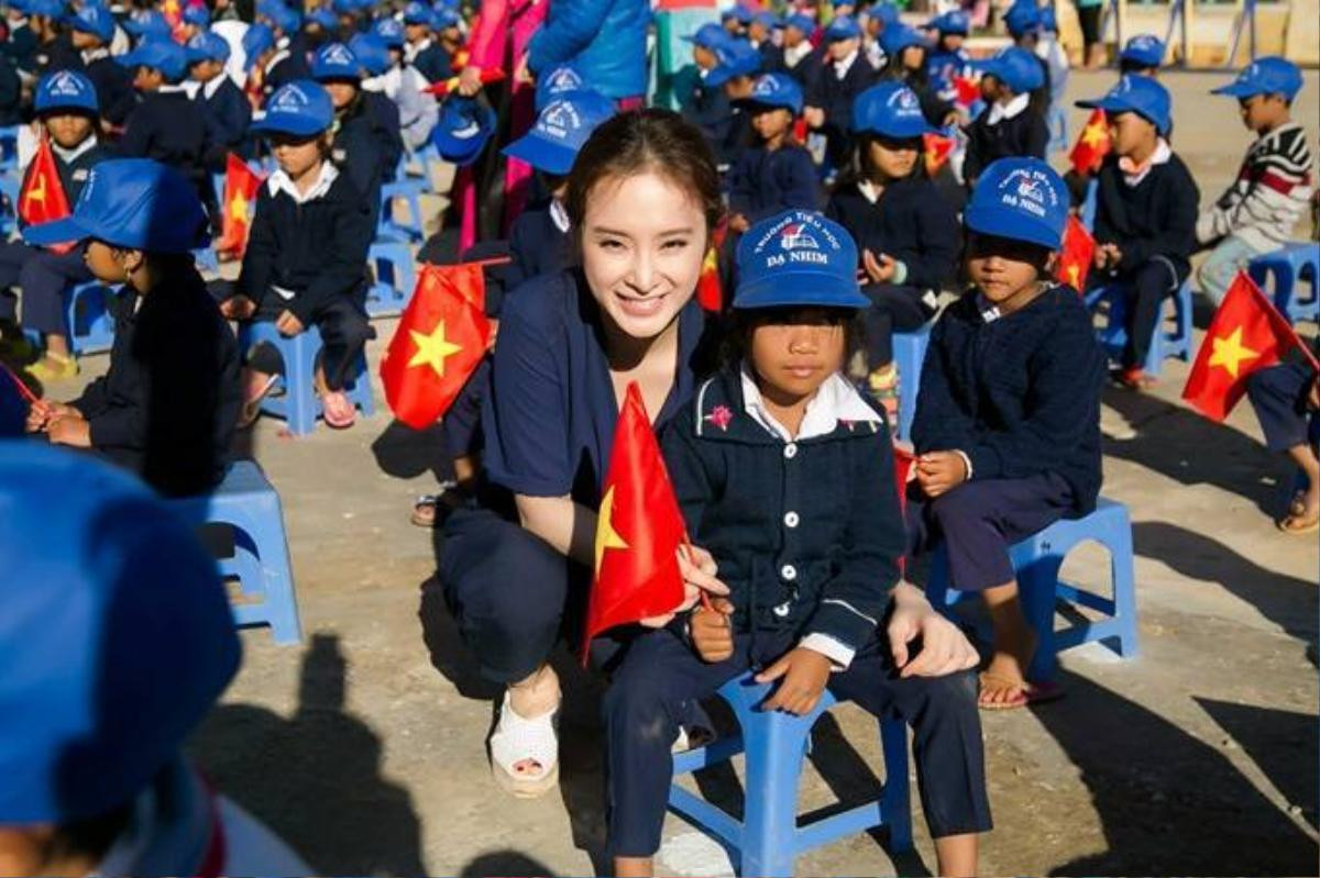 Chia sẻ về hoạt động thiện nguyện lần này, Angela Phương Trinh nói: “Được làm những công việc thiện nguyện như thế này là ước muốn của tôi từ rất lâu rồi. Nhân dịp khai giảng năm học mới, tôi cũng muốn chung tay giúp các em học sinh có hoàn cảnh khó khăn có thể bắt đầu một năm học vui tươi hơn và gia đình các em bớt được một phần lo toan”.