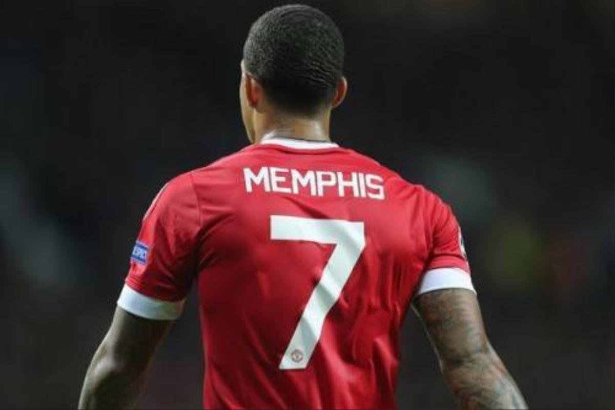 Chiếc áo mà Depay đang mang của MU làm nổ ra cuộc tranh cãi giữa 2 cha con.