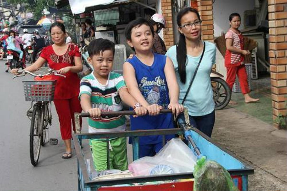 HLV Cẩm Ly vừa có chuyến đi đến căn phòng trọ và nơi bán bột chiên để tham gia đình, tìm hiểu cuộc sống của Thế Thanh. Ảnh: Cá Con