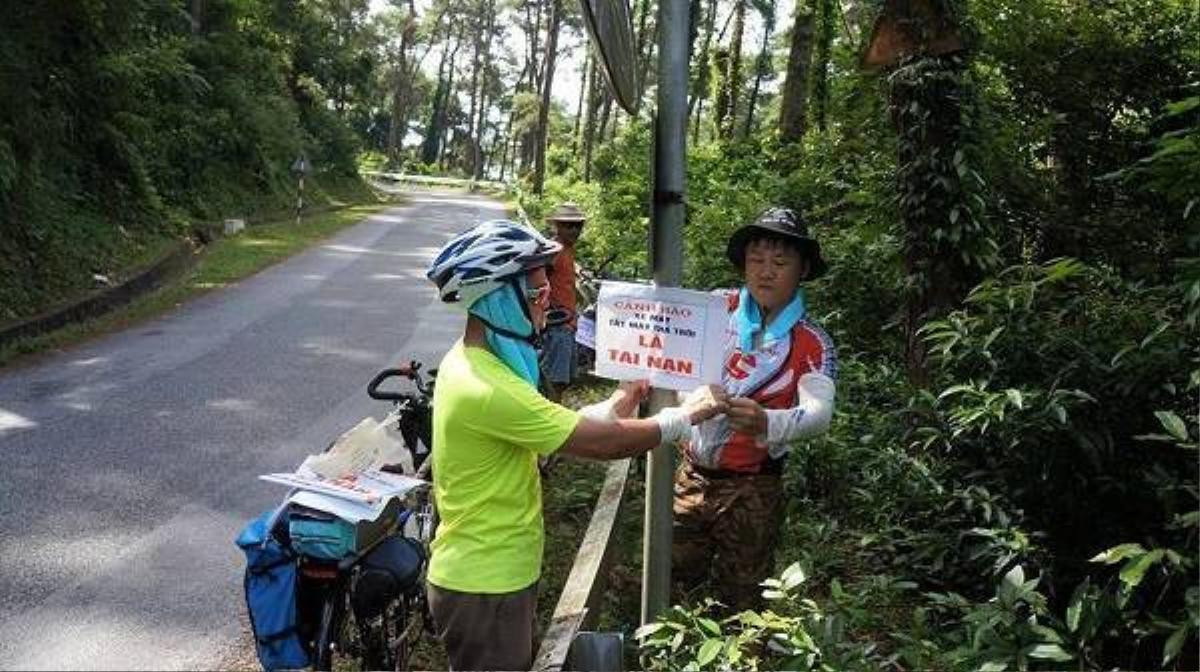 Họ gắn biển cảnh báo ở các cung đường nhiều người qua lại, hướng dẫn cách đổ đèo khi đi Tam Đảo.